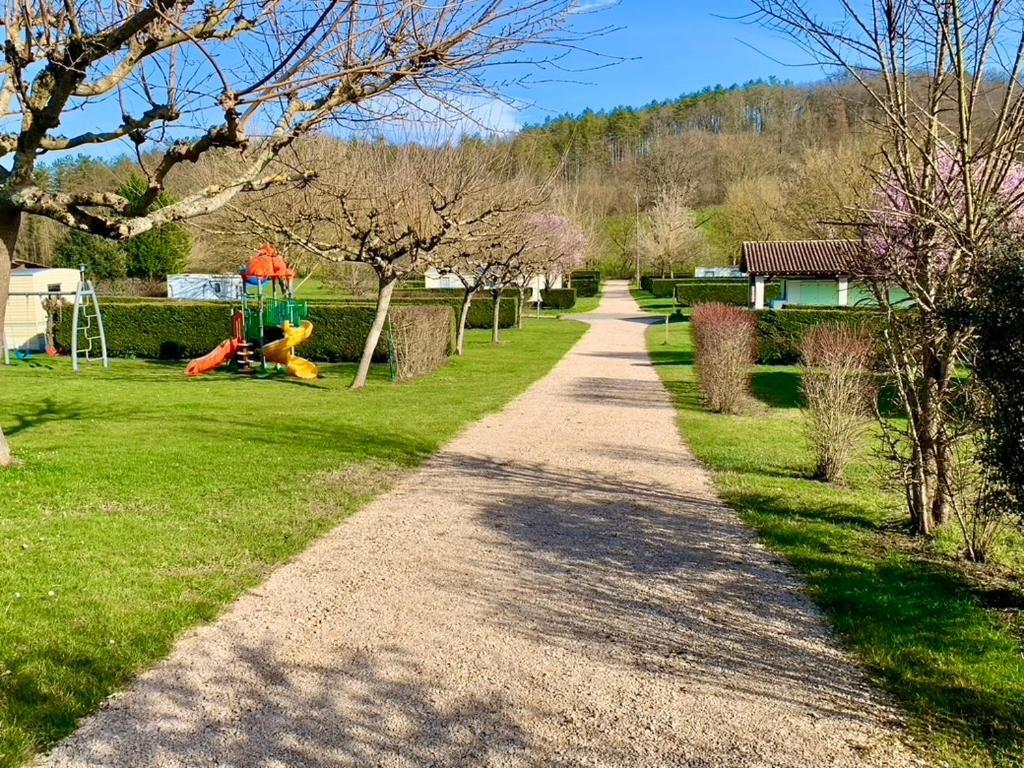 Camping Familial Paisible Avec Piscine, Mobil Home , Chalet, Studio & Emplacement Nue Casties-Labrande Exterior foto