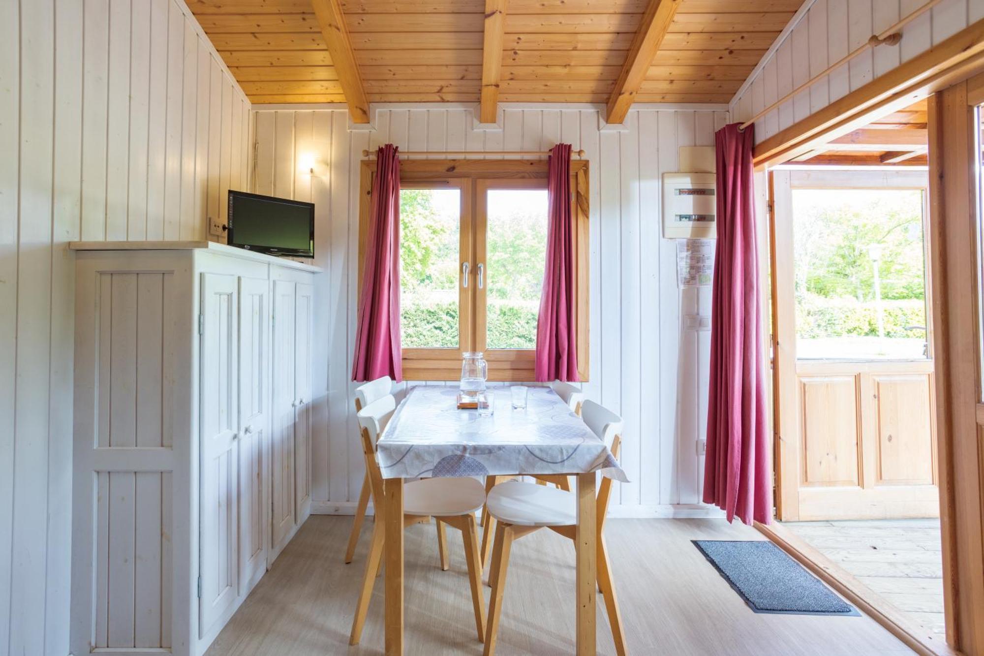 Camping Familial Paisible Avec Piscine, Mobil Home , Chalet, Studio & Emplacement Nue Casties-Labrande Exterior foto